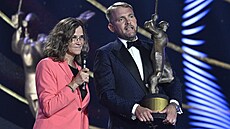 Marcela Ziembová pebírá Zlatou hokejku za syna Davida Pastráka.