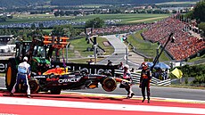 Max Verstappen z Red Bullu hledí na sv�j monopost po nehod� ve Velké cen�...