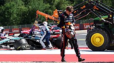 Smutný Max Verstappen z Red Bullu opou�tí po kolizi Velkou cenu Rakouska.