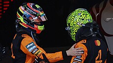 Jezdci McLarenu Lando Norris (vpravo) a Oscar Piastri slaví po Velké cen...