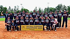 etí softbalisté slaví s pohárem triumf na mistrovství Evropy.