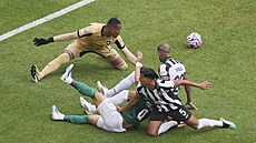 Závar ped bránou v osmifinále MS klub mezi týmy Palmeiras a Botafogo.