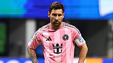 Lionel Messi z Interu Miami smutní v osmifinále MS klub� proti PSG.