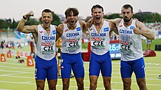 Sprinte�i Zden�k Strom�ík, Tomá� N�mejc, Eduard Kubelík a Ond�ej Macík slaví na...