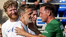 Karel Poborský a Vladimír micer bhem fotbalové exhibice v Dolních Chabrech.