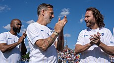 Karel Poborský a Pavel Nedvd pi fotbalové exhibici v Dolních Chabrech.