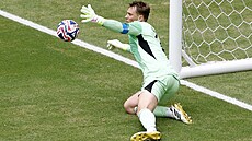 Branká� Manuel Neuer z Bayernu Mnichov zasahuje v osmifinále MS klub� proti...