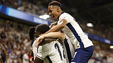 Fotbalisté Anglie slaví gól ve finále mistrovství Evropy do 21 let proti...