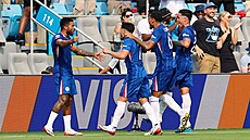 Hrá�i Chelsea slaví gól v osmifinále MS klub� proti Benfice.