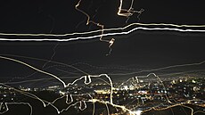 Noní obloha nad Jeruzalémem bhem íránského raketového útoku. (13. ervna 2025)