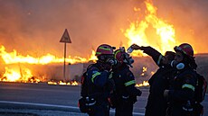 Hasi�i pracují na ha�ení po�áru na �eckém ostrov� Chios. (22. �ervna 2025)