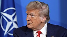 Prezident Donald Trump naslouchá generálnímu tajemníkovi NATO Marku Ruttemu...