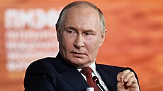 Ruský prezident Vladimir Putin hovoí bhem Petrohradského mezinárodního...