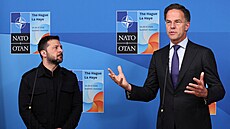 Generální tajemník NATO Mark Rutte hovoří s ukrajinským prezidentem Volodymyrem...