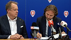 Pavel Nedv�d (vpravo) podepisuje �ty�letou smlouvu s fotbalovou asociací vedle...