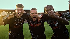 Emoce! I ty k fotbalovým dres�m pat�í. Takhle vypadají v tom novém spar�anském.