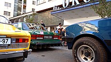 Automobilový sraz u slavného praského kina Oko