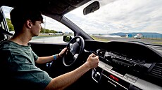 Výcvik úastník Kurzu for TEEN na polygonu mosteckého autodromu. Úastník...