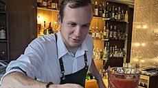 Barman Pavel ze Sky baru 18.