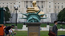 „Schváleno diktátorem.“ Nová socha, která se objevila na National Mall v...