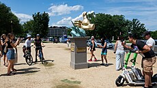 Kolemjdoucí koukají na novou sochu, která se objevila na National Mall v...