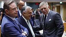 Zleva belgický premiér Bart De Wever, maarský premiér Viktor Orbán a slovenský...