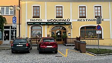 Jet ped nkolika dny dodatková ipka (vlevo) umoovala parkování ped...