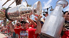 Hokejový útoník Brad Marchand z Floridy kepí u tamní pláe se Stanley Cupem.