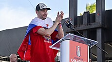 Hokejový branká Sergej Bobrovskij z Floridy na oslavách Stanley Cupu vytáhl...
