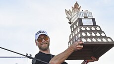 Hokejový útoník Sam Bennett z Floridy krom Stanley Cupu slavil také Conn...