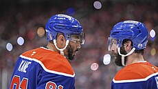 Hokejový úto�ník Evander Kane (vlevo) z Edmontonu diskutuje se spoluhrá�em...