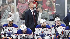 Stídaka hokejového Edmontonu pod vedením koue Krise Knoblaucha. Sedí na ní...