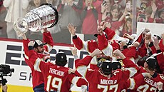 Kapitán Floridy Aleksander Barkov slaví se spoluhrái obhajobu Stanley Cupu,...