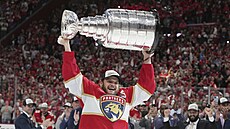 Kapitán Floridy Aleksander Barkov slaví obhajobu Stanley Cupu, tký pohár...