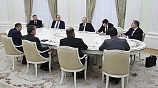 Vladimir Putin pi setkání s íránským ministrem zahraniních vcí Abbásem...