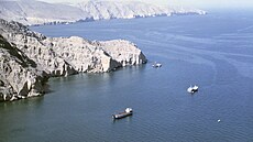 Hormuz.  Klí�ové, místy 39 kilometr� �iroké námo�ní spojení pro vývoz ropy na...