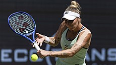 Markéta Vondrouová se natahuje po míi v semifinále turnaje v Berlín.