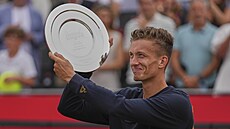 Jií Leheka s trofejí pro finalistu turnaje v Londýn.