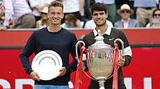 Ji�í Lehe�ka a Carlos Alcaraz po vzájemném finále na turnaji v Londýn�.
