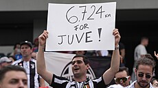 Fanouek na stadionu ve Philadelphii ukazuje, kolik tisíc kilometr cestoval za...