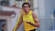 Nechápající Armand Duplantis po pokaeném pokusu na výce 5,62 m v Ostrav.