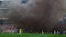 Kou z dýmovnic zahaluje stadion a peruuje zápas Juventusu s Wydadem.