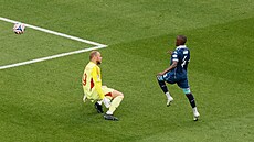 Thembinkosi Lorch z Wydadu pekonává brankáe Juventusu Michela Di Gregoria.