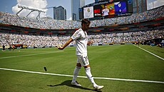 Raul Asencio z Realu Madrid odchází ze h�i�t� poté, co obdr�el �ervenou kartu.
