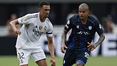 Trent Alexander-Arnold z Realu Madrid brání mí ped Alanem Bautistou z Pachucy.