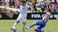 Clement Lenglet z Atletica Madrid peruuje akci Igora Jesuse z  Botafoga.