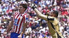 Branká Botafoga John zasahuje proti hlavice Juliana Alvareze z Atletica...