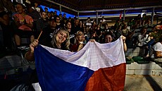 eské fanynky na utkání domácí reprezentace s Belgií.