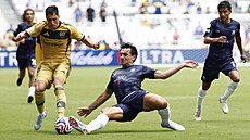 Miguel Merentiel z Boca Juniors (vlevo) bojuje o mí s Nikkem Boxallem z...