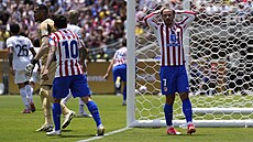Antoine Griezmann si zoufá poté, co promarnil anci na vedení Atletica Madrid...